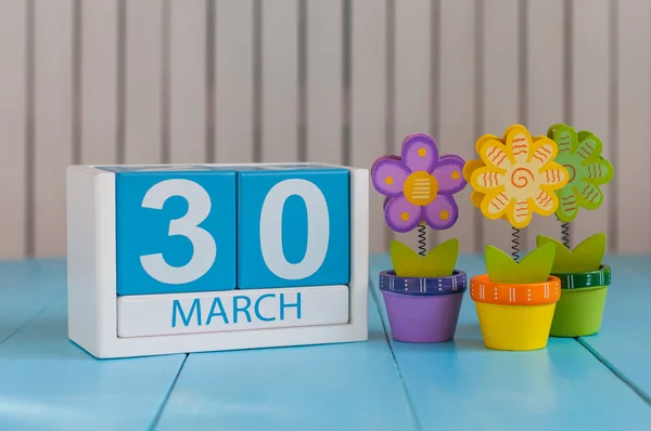 30. März. Bild vom 30. März hölzerner Farbkalender auf weißem Hintergrund mit Blumen. Frühlingstag, leerer Raum für Text — Stockfoto