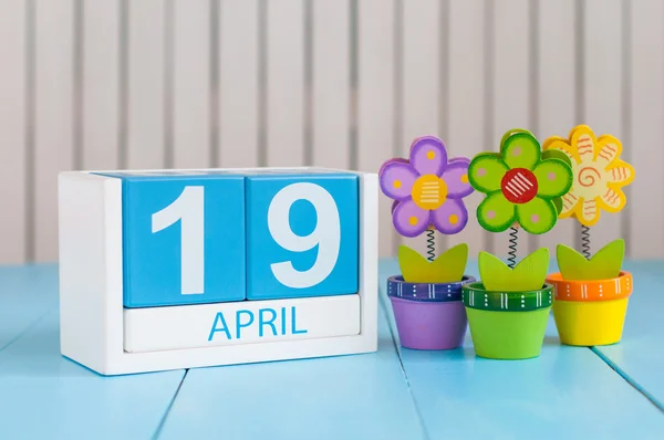 19 de abril. Imagen de 19 de abril calendario de color madera sobre fondo blanco con flores. Primavera de Europa, espacio vacío para texto. El día de la nevada — Foto de Stock