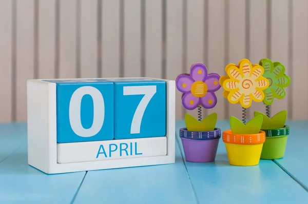 7 de abril. Imagen del 7 de abril calendario de color madera sobre fondo blanco con flores. Primavera de Europa, espacio vacío para texto. Guardar los datos — Foto de Stock
