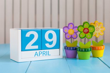 29 Nisan. Çiçeklerle beyaz arka plan üzerinde 29 Nisan ahşap renkli takvim Görüntüsü. Bahar günü, metin için boş alan. Uluslararası veya Dünya Dans Günü