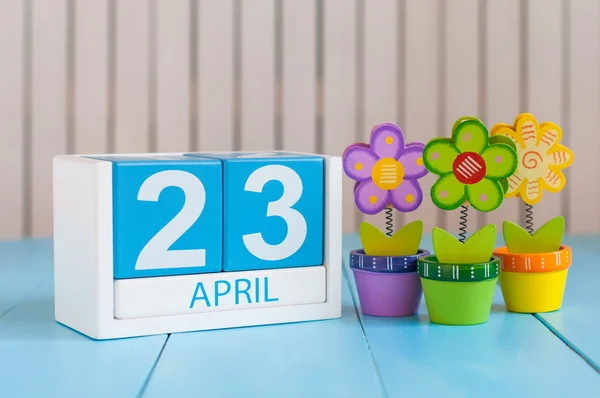 23 de abril. Día Mundial del Libro. Imagen de 23 de abril calendario de color madera sobre fondo blanco con flores. Primavera de Europa, espacio vacío para texto — Foto de Stock