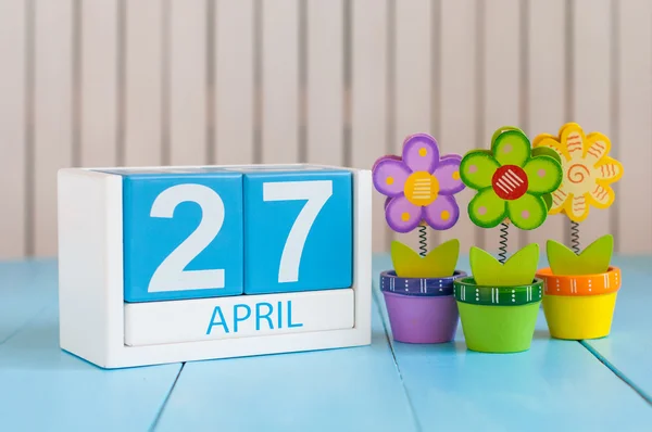 27 de abril. Imagen de 27 de abril calendario de color madera sobre fondo blanco con flor. Primavera de Europa, espacio vacío para texto — Foto de Stock