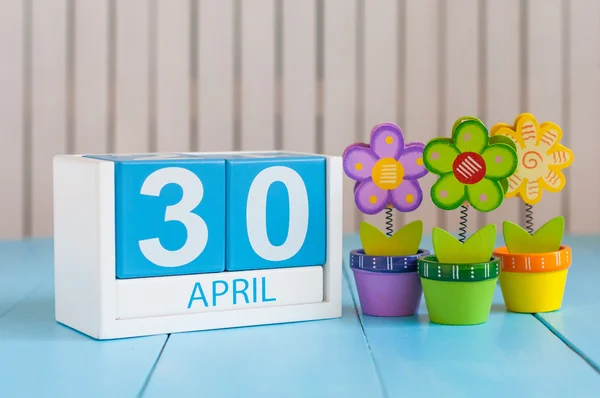 Il 30 aprile. Immagine di 30 aprile calendario a colori in legno su sfondo bianco con fiori. Fine mese. Giorno di primavera, spazio vuoto per il testo. Giornata internazionale del jazz — Foto Stock