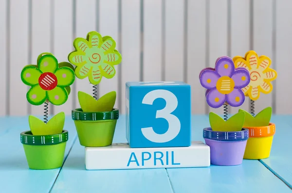 3. April. Bild des hölzernen Kalenders vom 3. April auf weißem Hintergrund mit Blumen. Frühlingstag, leerer Raum für Text — Stockfoto