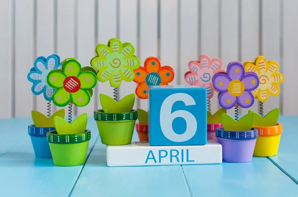 6. April. Bild des hölzernen Kalenders vom 6. April auf weißem Hintergrund mit Blumen. Frühlingstag, leerer Raum für Text — Stockfoto