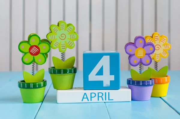 April 4th. Image of april 4 wooden color calendar on white background with flowers. Spring day, empty space for text. Webmaster Day — Zdjęcie stockowe