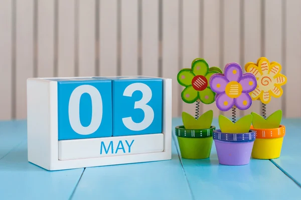 Května 3. obrázek 3. května dřevěné barevné kalendáře na bílém pozadí s květem. Jarní den, prázdné místo textu. Mezinárodní nebo Světový den svobody tisku — Stock fotografie