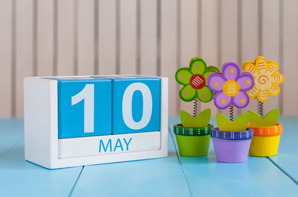 10 de mayo. Imagen de 10 de mayo calendario de color madera sobre fondo blanco con flores. Primavera de Europa, espacio vacío para texto. Día Internacional o Mundial de la Libertad de Prensa — Foto de Stock