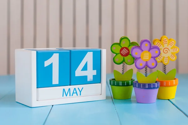 14 de Maio. Imagem de 14 de maio calendário de cores de madeira no fundo branco com flores. Dia de primavera, espaço vazio para texto. Dia da Astronomia. Dia Mundial do Comércio Justo — Fotografia de Stock