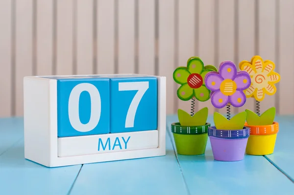 7 de mayo. Imagen del calendario de color de madera del 7 de mayo sobre fondo blanco con flores. Primavera de Europa, espacio vacío para texto — Foto de Stock