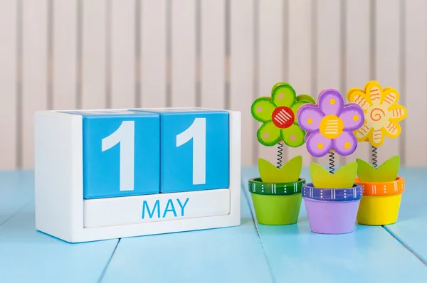 11 мая. Изображение 11 мая деревянный календарь цвета на белом фоне с цветком. Весенний день, пустое место для текста — стоковое фото