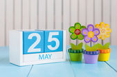 25. Mai. Bild vom 25. Mai Holzkalender auf weißem Hintergrund mit Blumen. Frühlingstag, leerer Raum für Text. internationaler Tag der vermissten Kinder. Welttag der Schilddrüse