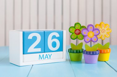 26 Mayıs. Çiçeklerle beyaz arka plan üzerinde 26 Mayıs ahşap renkli takvim Görüntüsü. Bahar günü, metin için boş alan