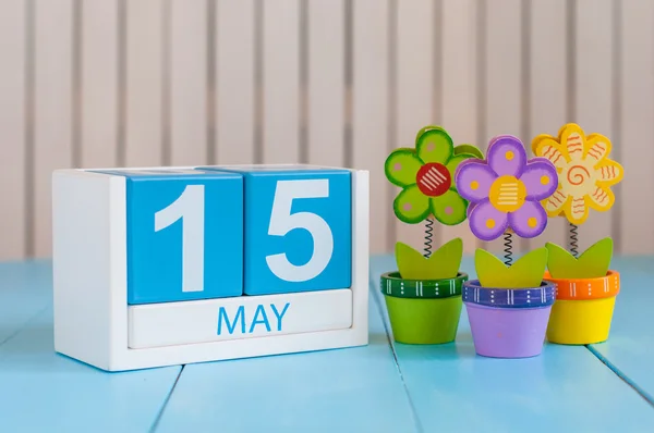 15 de mayo. Imagen de 15 de mayo calendario de color madera sobre fondo blanco con flores. Primavera de Europa, espacio vacío para texto. Día Mundial del Recuerdo de las Víctimas del SIDA —  Fotos de Stock