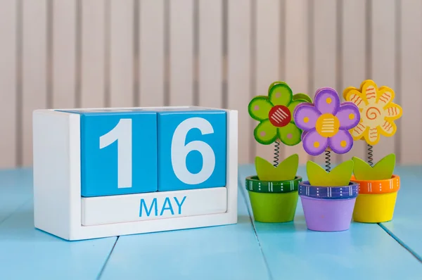 16 de Maio. Imagem de 16 de maio calendário de cores de madeira no fundo branco com flores. Dia de primavera, espaço vazio para texto. Dia dos Biógrafos — Fotografia de Stock