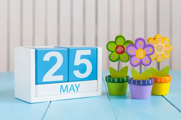 25 de Maio. Imagem de 25 de maio calendário de cores de madeira no fundo branco com flores. Dia de primavera, espaço vazio para texto. Dia Internacional das Crianças Desaparecidas. Dia Mundial da Tireóide — Fotografia de Stock