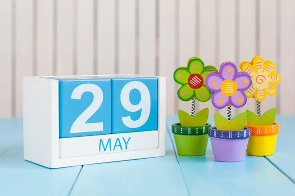 May 29th. Image of may 29 wooden color calendar on white background with flowers. Spring day, empty space for text. International Day Of United Nations Peacekeepers — Zdjęcie stockowe