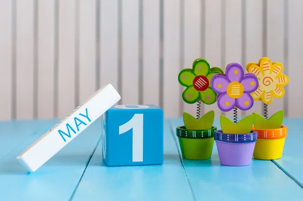 Maja 1. obraz 1 maja kalendarza drewniane kolor na białym tle z kwiatami. Dzień wiosny, puste miejsca na tekst. Dzień pracy — Zdjęcie stockowe