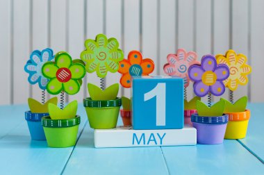 1 Mayıs. 1 Mayıs ahşap renk takvim çiçekli beyaz arka plan üzerinde görüntü. Bahar günü, metin için boş yer. Uluslararası işçi günü