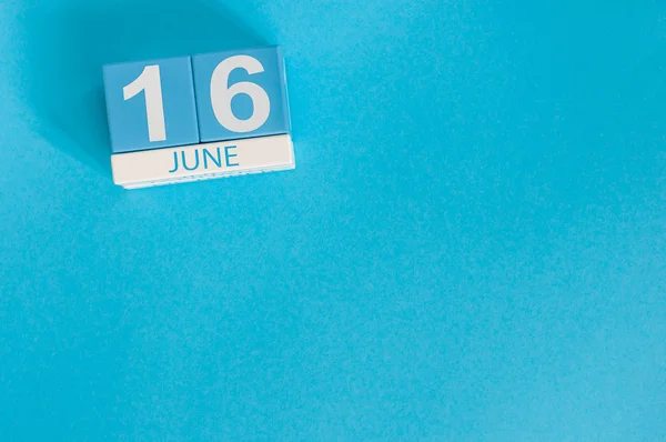 16. Juni. Bild vom 16. Juni Holzfarbkalender auf blauem Hintergrund. Sommertag. Leerraum für Text. Internationaler Tag des afrikanischen Kindes — Stockfoto