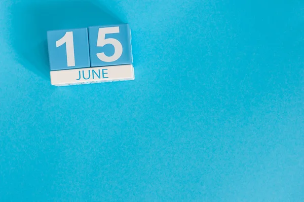 15. Juni. Bild vom 15. Juni hölzerner Farbkalender auf blauem Hintergrund. Sommertag. Leerraum für Text. Weltwindtag. Steuertag — Stockfoto