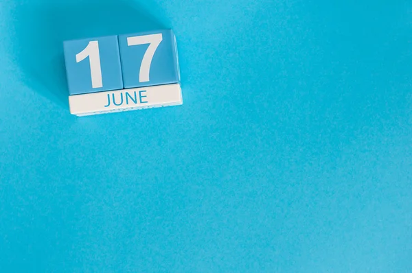 17 juni. Bild av juni 17 trä färg kalender på blå bakgrund. Sommardag. Tomt utrymme för text — Stockfoto