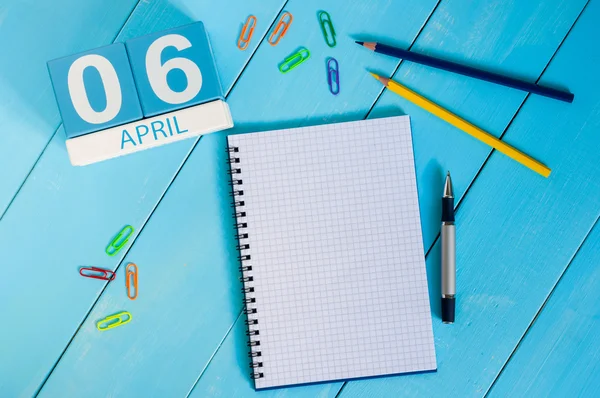 6th Απριλίου. Εικόνα από 6 Απριλίου ξύλινο ημερολόγιο σε μπλε φόντο. Ημέρα της άνοιξης, κενός χώρος για κείμενο — Φωτογραφία Αρχείου