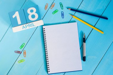 18 Nisan. Mavi arka plan üzerinde 18 Nisan ahşap renkli takvim görüntüsü. Bahar günü, metin için boş alan. Uluslararası Anıtlar ve Amatör Radyo Günü