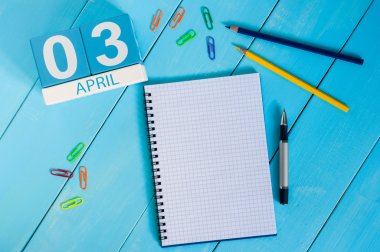 3 Nisan mavi arka plan üzerinde 3 Nisan ahşap renkli takvim görüntü. Bahar günü, metin için boş alan