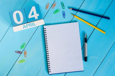 4 Nisan. Mavi arka plan üzerinde 4 Nisan ahşap renkli takvim görüntüsü. Bahar günü, metin için boş alan. Webmaster Günü