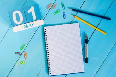 1 Mayıs. 1 Mayıs ahşap renk takvim üzerinde mavi arka plan görüntüsünü. Bahar günü, metin için boş yer. Uluslararası işçi günü