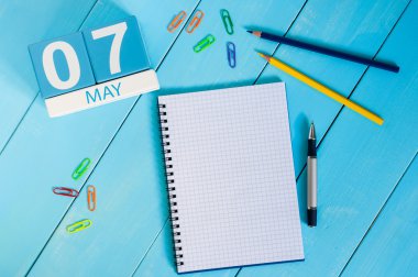 7 Mayıs. 7 Mayıs ahşap renk takvim üzerinde mavi arka plan görüntüsü. Bahar günü, metin için boş yer