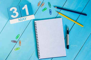 31 Mayıs. 31 Mayıs ahşap renk takvim üzerinde mavi arka plan görüntüsünü. Son bahar günü, bahar sonu. Metin için boş yer. Dünya sarışınlar gün