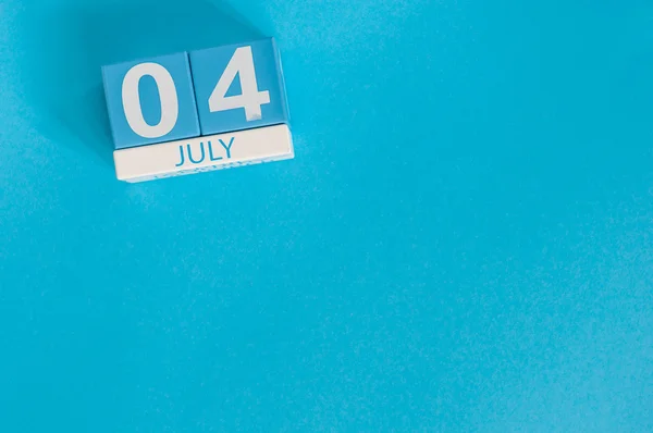 4 lipca. Obraz 4 lipca drewniane kolor kalendarza na niebieskim tle. Letni dzień. Puste miejsce na tekst. Dzień Niepodległości Ameryki — Zdjęcie stockowe