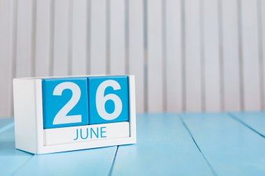 26 Haziran. Beyaz arka plan üzerinde 26 Haziran ahşap renkli takvim görüntüsü. Yaz günü. Metin için boş alan. Uyuşturucu kullanımı ve yasadışı insan ticaretine karşı Uluslararası Gün