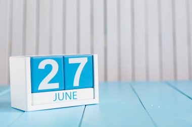 27 Haziran. 27 Haziran görüntüsünü ahşap renk takvim beyaz arka plan üzerinde. Yaz günü. Metin için boş yer. Uluslararası balıkçılık gün