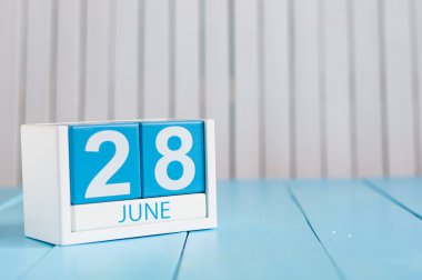 28 Haziran. Beyaz arka plan üzerinde 28 Haziran ahşap renkli takvim görüntüsü. Yaz günü. Metin için boş alan