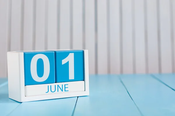 1 de Junho. Imagem de junho 1 calendário de cores de madeira no fundo branco. Primeiro dia de verão. Espaço vazio para texto. Feliz Dia das Crianças — Fotografia de Stock