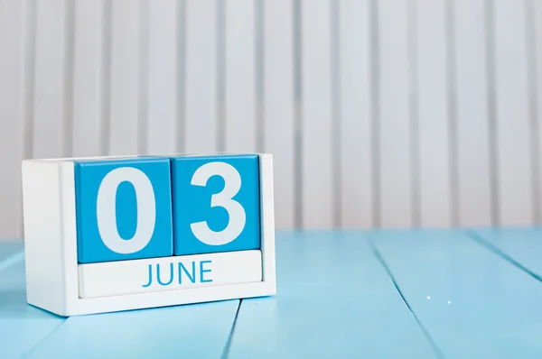 3 de Junho. Imagem de 3 de junho calendário de cores de madeira no fundo branco. Dia de verão, espaço vazio para texto — Fotografia de Stock