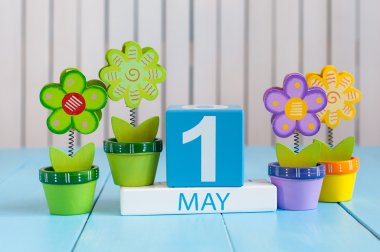 1 Mayıs. 1 Mayıs ahşap renk takvim çiçekli beyaz arka plan üzerinde görüntü. Bahar günü, metin için boş yer. Uluslararası işçi günü