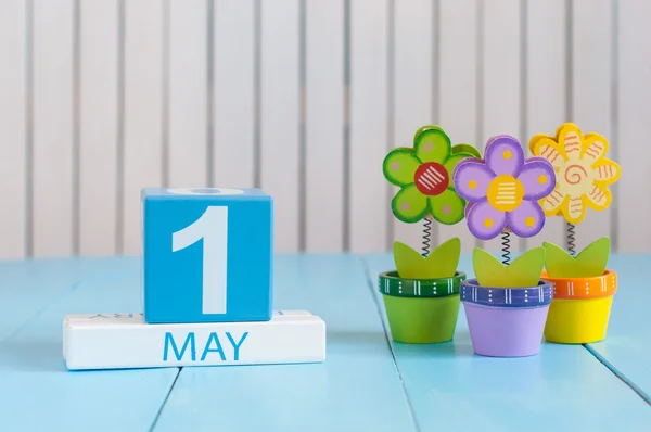 1 de mayo. Imagen de 1 de mayo calendario de color madera sobre fondo blanco con flores. Primavera de Europa, espacio vacío para texto. Día Internacional del Trabajador —  Fotos de Stock