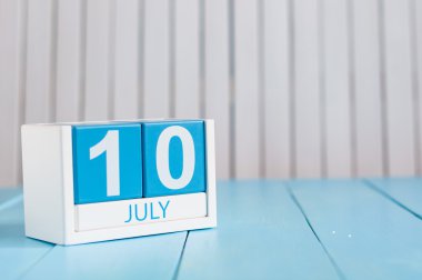 10 Temmuz. Beyaz arka plan üzerinde 10 Temmuz ahşap renkli takvim görüntüsü. Yaz günü. Metin için boş alan