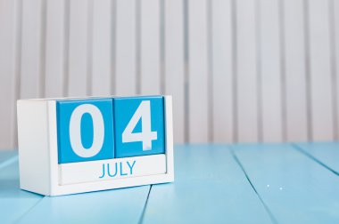 4 Temmuz. Beyaz arka plan üzerinde 4 Temmuz ahşap renkli takvim görüntüsü. Yaz günü. Metin için boş alan. Amerika'nın Bağımsızlık Günü