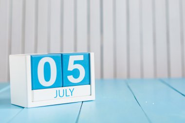 5 Temmuz. Beyaz arka plan üzerinde 5 Temmuz ahşap renkli takvim görüntüsü. Yaz günü. Metin için boş alan