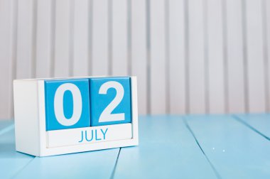 2 Temmuz. Beyaz arkaplanda 2 Temmuz ahşap takvim resmi. Yaz günü. Metin için boş alan. Dünya Spor Gazetecileri Günü. UFO Günü