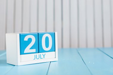 20 Temmuz. Beyaz arka plan üzerinde 20 Temmuz ahşap renkli takvim görüntüsü. Yaz günü. Metin için boş alan. Uluslararası Satranç Günü