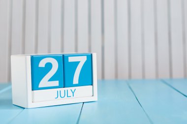 27 Temmuz. Beyaz arka plan üzerinde 27 Temmuz ahşap renkli takvim görüntüsü. Yaz günü. Metin için boş alan