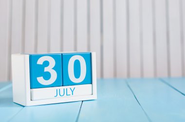 30 Temmuz. 30 Temmuz görüntüsünü ahşap renk takvim beyaz arka plan üzerinde. Yaz günü. Metin için boş yer