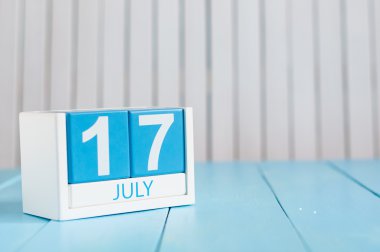 17 Temmuz. Beyaz arka plan üzerinde 17 Temmuz ahşap renkli takvim görüntüsü. Yaz günü. Metin için boş alan