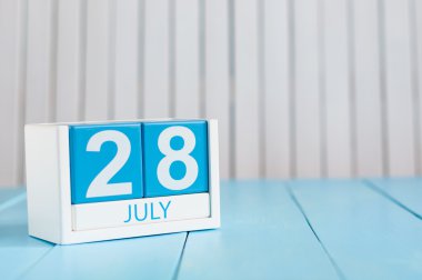 28 Temmuz. Beyaz arka plan üzerinde 28 Temmuz ahşap renkli takvim görüntüsü. Yaz günü. Metin için boş alan. Dünya Hepatit Günü